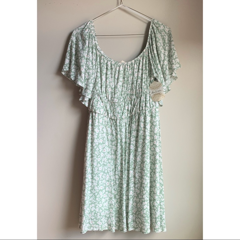 Altar’d State Floral dress Size Large lovely light green color